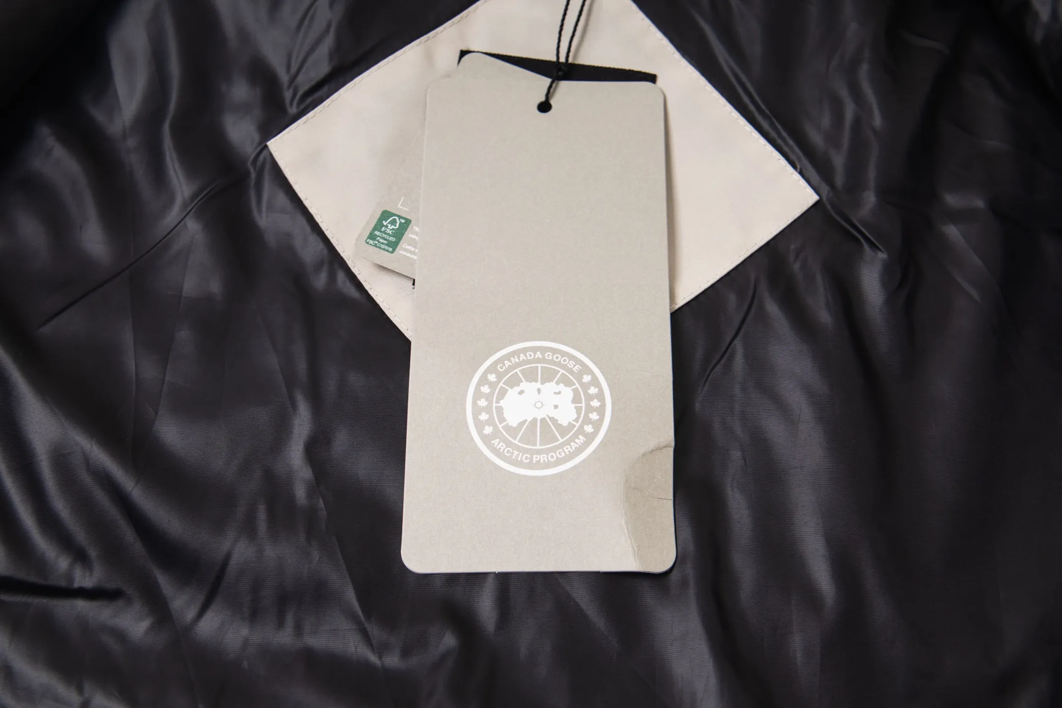 P360 Canada Goose/Canada Goose Black Label #Freestyle Crew 4151mb men's and women's vest down ➖ Imported Behringer embroidery machine customized 10,000-needle embroidery label! ➖ Imported 21-count polyester-cotton blended original fabric, using Feather-Light 10D waterproof coating fabric, made of 84.5% polyester fiber and 15.5% cotton, 100% the best feel in the entire network! ➖ The genuine official website uses the national standard 80 white duck down, and will never be misled by false claims such as 90 down or goose down! ➖ 100% nylon nylon lining with double double-layer sealing design to prevent velvet from running away. Top-grade polar fleece is used in the collar and pockets to keep warm and comfortable! ➖ Yoshida YKK provides original custom-made electroplated sliders. YKK two-way lockable zippers are tight and smooth and will not peel off paint! ➖ 3M composite original Velcro is durable, and all accessories and hardware are disassembled and customized! ⛔No slander, no exaggeration, no need for too much copywriting, because it is focused, it is professional!  SIZE: XS S M L XL XXL